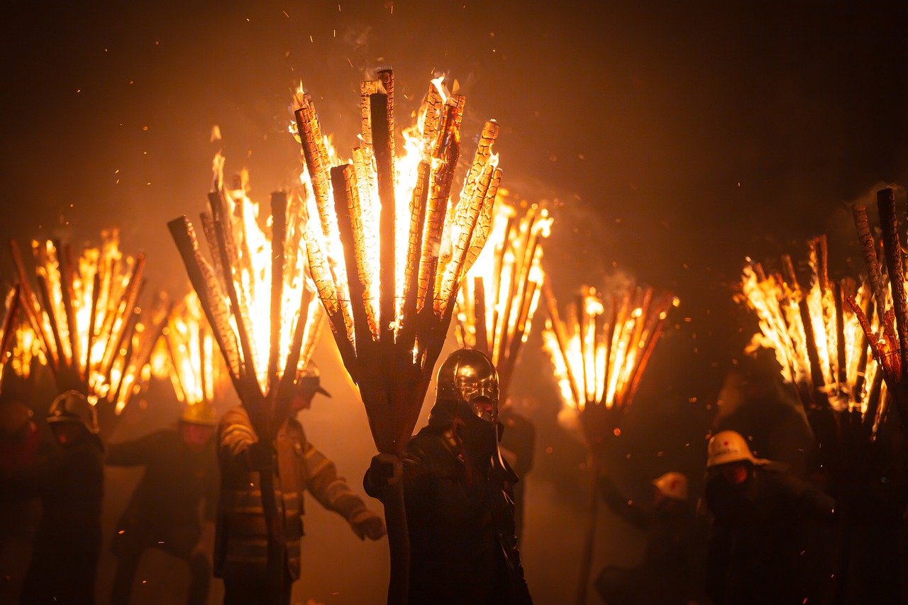 ontdek de rijke en diverse tradities die verschillende culturen over de wereld kenmerken. van feestdagen en rituelen tot ambachtelijke praktijken, verken hoe deze tradities onze gemeenschappen samenbrengen en onze geschiedenis vormgeven.